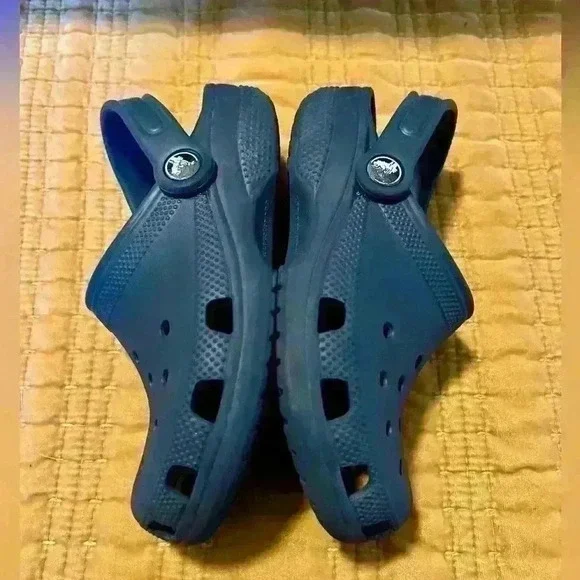 Crocs Unisex Classic Clog - Bijou Blue Youth Size J1 - Picture 3 of 6